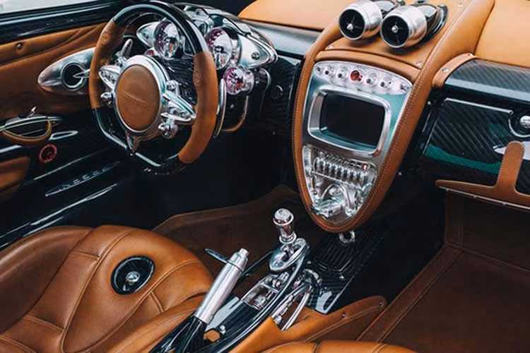 Tại thời điểm hiện tại, khi thị trường siêu xe Việt Nam rất khó tìm 1 người chơi xe đủ tiềm lực để chốt đơn siêu phẩm Pagani Huayra, ngoại trừ nhà sưu tập xe lớn nhất trong nước, người đã mua lại Bugatti Veyron cũng từng thuộc sở hữu của Minh Nhựa, quan trọng là liệu doanh nhân này có cảm thấy hứng thú với Pagani Huayra hay không?