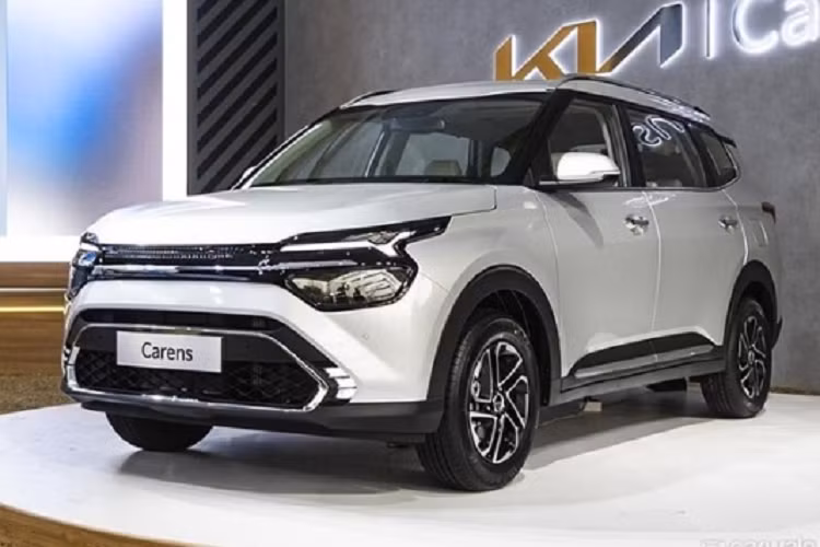 Những trang bị đáng chú ý khác của xe gồm có điều hòa tự động, màn hình cảm ứng trung tâm 10,25 inch với công nghệ kết nối, chìa khóa thông minh, ghế trước thông hơi, sạc điện thoại không dây, camera lùi và hệ thống kiểm soát hành trình