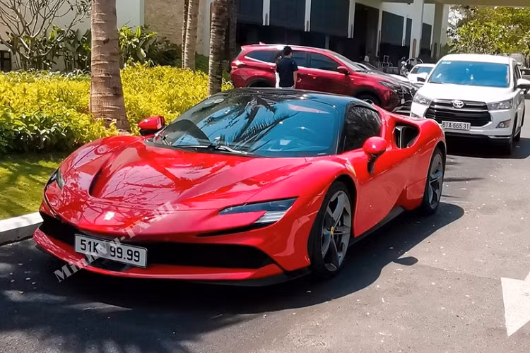 Chính vì sự quá nổi tiếng của chiếc Ferrari SF90 Spider màu xanh đã làm cho việc một chiếc Ferrari SF90 Spider khác về nước trước đó vài tháng không nhận được nhiều sự quan tâm của giới mê xe, tuy nhiên, đến nay, hình ảnh mà chúng tôi có được sẽ khiến không ít người bất ngờ.