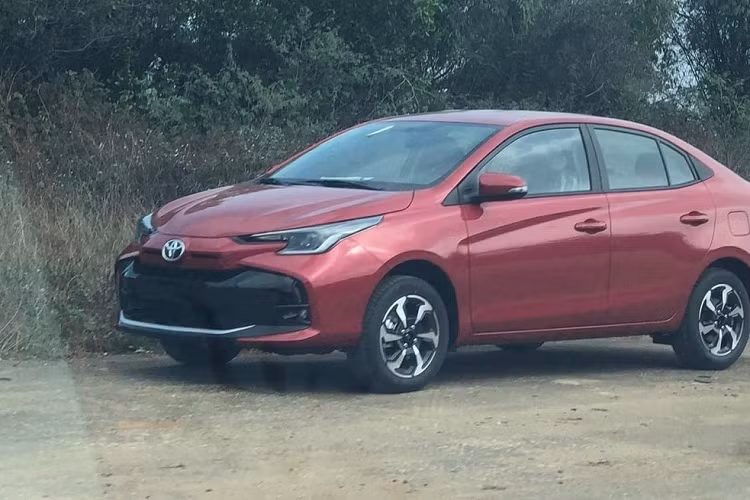 Đồng thời, mẫu xe sedan cỡ B dành cho Việt Nam sở hữu ngoại hình khác biệt hoàn toàn so với Toyota Vios 2023 đang bán ở những thị trường Đông Nam Á khác như Thái Lan, Indonesia, Lào hay Malaysia. 