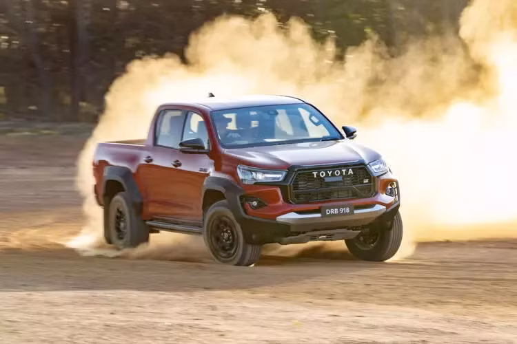 Toyota Hilux GR Sport 2023 tại Úc được trang bị động cơ diesel 2.8L 4 xi lanh, nhưng nâng công suất tối đa lên đến 221 mã lực và mô-men xoắn cực đại 550 Nm. Kết quả này nhờ cải thiện hiêu suất nạp của tăng áp và giám sát hệ thống phun nhiên liệu.
