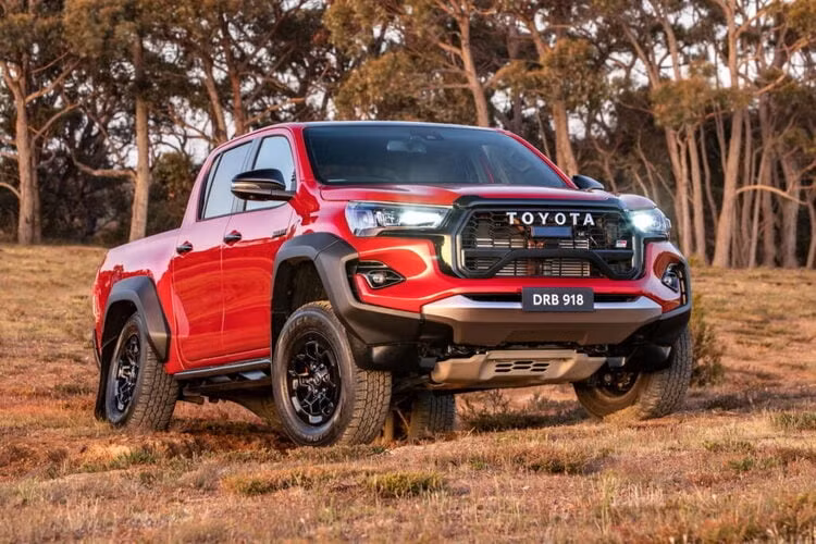 Cả bốn biến thể của mẫu xe bán tải Toyota Hilux GR Sport 2023 đều nâng cấp hệ thống treo, thiết kế ngoại thất, nhưng biến thể vừa ra mắt tại Úc được nâng cấp thêm phần động cơ.