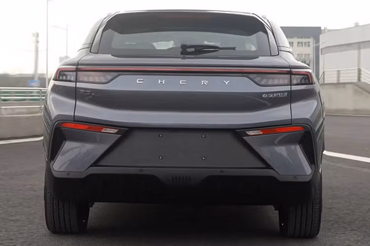 SUV điện Chery eQ7 sẽ được phát triển dựa trên khung gầm hoàn toàn bằng nhôm, giúp giảm đến 25% trọng lượng. Đồng thời, xe được định vị trong phân khúc SUV điện hạng trung với chiều dài 4.675 mm, chiều rộng 1.910 mm, chiều cao 1.660 mm và chiều dài cơ sở 2.830 mm. Nếu về Việt Nam trong tương lai, Chery eQ7 sẽ là đối thủ cạnh tranh của VinFast VF8.