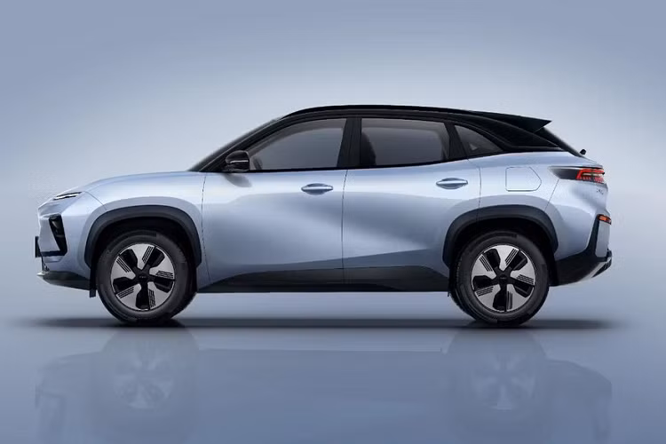 Ở giữa 2 dải đèn LED định vị ban ngày còn có tem chữ nổi "Chery". Trong khi đó, cụm đèn pha chính của xe nằm bên dưới, trong hốc hình tam giác ở hai góc đầu xe. Ngoài ra, xe còn được trang bị hốc gió trung tâm hình thang cỡ lớn và sơn màu đen trên cản trước.