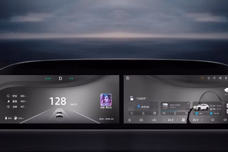 Đằng sau, Chery eQ7 đi kèm cụm đèn hậu nằm vắt ngang đuôi xe và cánh gió mui màu đen bóng, tích hợp đèn phanh trên cao. Bên cạnh đó là tem chữ nổi "Chery" ở giữa cửa cốp, cản sau cắt xẻ, tích hợp 2 dải đèn nằm ngang và khe gió giả hình tam giác cũng như bộ khuếch tán gió thể thao.