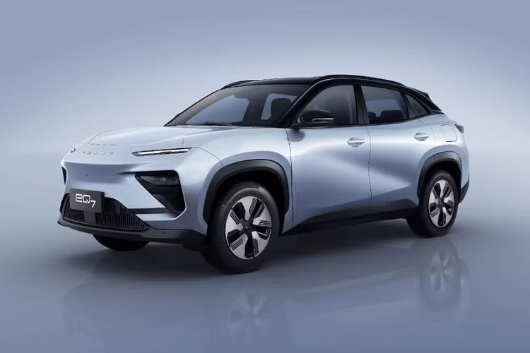 Vào hồi giữa tháng 3/2023 vừa qua, những hình ảnh đầu tiên của mẫu xe ôtô điện Chery eQ7 2023 mới đã được hé lộ trên trang web của Bộ Công nghiệp và Công nghệ Thông tin Trung Quốc. Đến nay, hãng Chery mới tung ra những hình ảnh chính thức đầu tiên của mẫu ô tô điện này. eQ7 trên thực tế chỉ là tên mã nội bộ của xe. Trong khi đó, tên gọi chính thức của mẫu xe này vẫn chưa được hãng Chery công bố.
