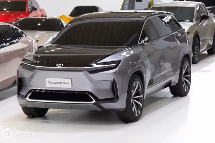 Dự đoán, tân binh của thương hiệu Toyota sẽ được phát triển dựa trên mẫu xe concept BZ Large SUV từng trình làng vào cuối năm 2021. Thông tin về mẫu SUV thuần điện mới của Toyota chưa được hé lộ nhiều. Hãng Toyota chỉ miêu tả mẫu xe này là "SUV 3 hàng ghế".