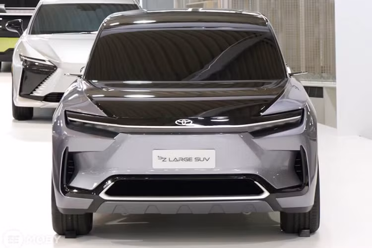 Nhiều khả năng mẫu SUV điện mới của Toyota sẽ được trang bị nội thất từ 6 - 8 chỗ ngồi và sở hữu ngoại hình không thay đổi nhiều so với BZ Large SUV. Mẫu xe này có vẻ sở hữu kích thước tương đương với Toyota Grand Highlander 2024 trong khi ngoại hình lại được áp dụng ngôn ngữ thiết kế giống bZ4X.