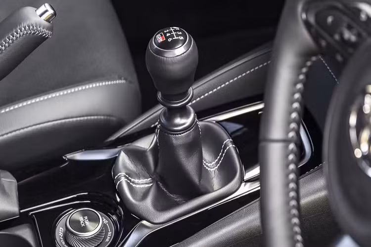 Một số hãng ôtô như Dodge và Abarth đã từng thử nghiệm âm thanh động cơ giả trên các mẫu xe điện. Tuy nhiên, hệ thống của Toyota lại ở một cấp độ khác. Hãng mô phỏng trải nghiệm lái của các mẫu xe động cơ đốt trong, thứ không có trên xe điện vì môtơ điện hoạt động gần như hoàn toàn tĩnh lặng.