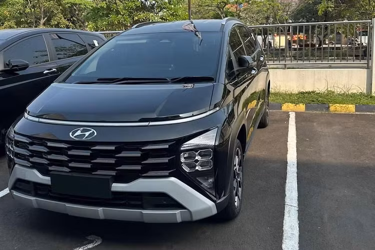 Theo kế hoạch, tại triển lãm GIIAS 2023 khai mạc vào ngày 10/8 tới đây tại Indonesia, hãng Hyundai sẽ chính thức vén màn phiên bản mới mang tên X (Cross) của dòng MPV cỡ nhỏ Stargazer. Trước thời điểm trình làng, Hyundai Stargazer X 2024 mới đã bất ngờ xuất hiện tại đại lý.