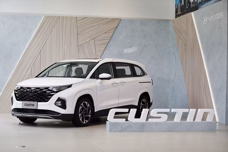 Như vậy, theo công bố của TC Motor, mẫu MPV cỡ lớn Hyundai Custo sẽ được đổi tên thành Hyundai Custin ở Việt Nam. Trước đó, hãng Hyundai cũng áp dụng cách đặt tên này cho Custo ở thị trường Đài Loan. Cái tên Custin này được ghép từ 2 từ "Custom" và "Interior" nhằm nhấn mạnh đây là mẫu MPV có thiết kế và nội thất phù hợp với các gia đình.