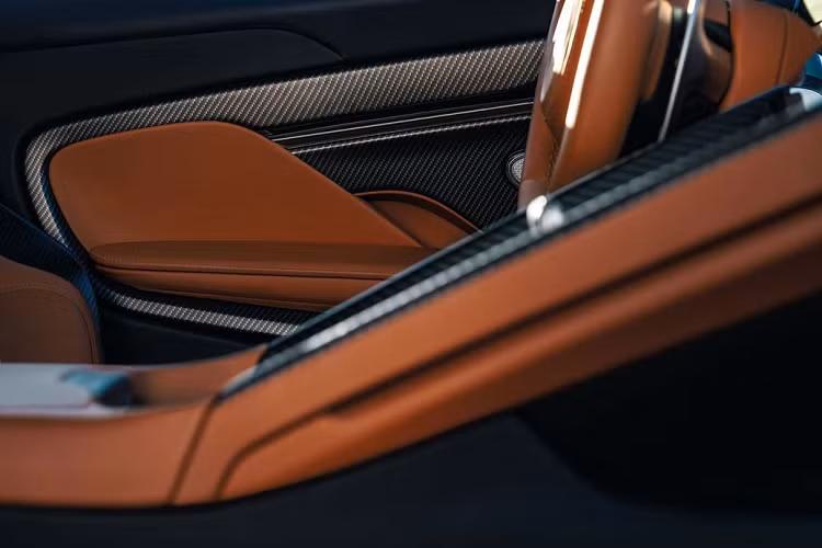 Các tiện ích nổi bật khác bên trong cabin của Aston Martin DB12 có: hệ thống âm thanh cao cấp Bowers &amp; Wilkins 15 loa, ghế thể thao Sports Plus, cần số tối giản và sử dụng vật liệu cao cấp hơn,…