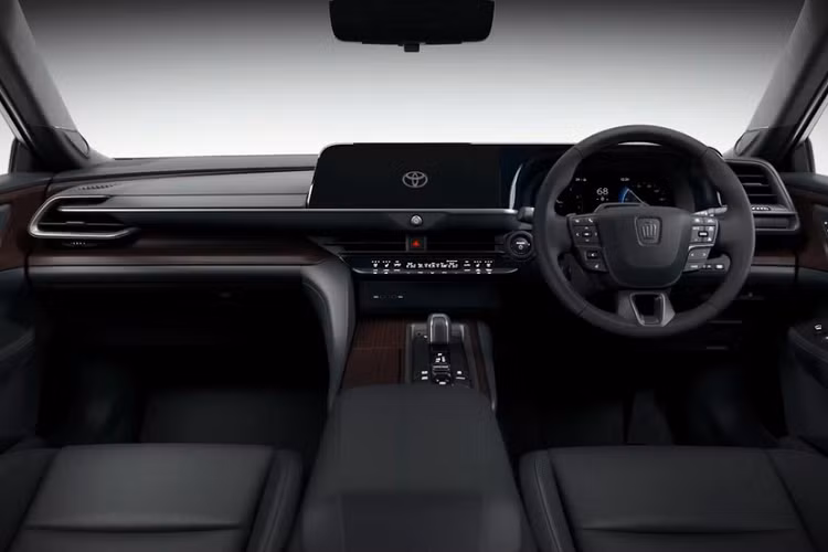 Cách bố trí nội thất của xe khá giống với người anh em Toyota Crown Crossover đang bán trên thị trường. Để mang đến sự sang trọng cho Crown Sedan thế hệ mới, hãng Toyota đã dùng chất liệu da cho nội thất. Bên cạnh đó là những khu vực ốp gỗ như mặt táp-lô, tapi cửa và cụm điều khiển trung tâm.