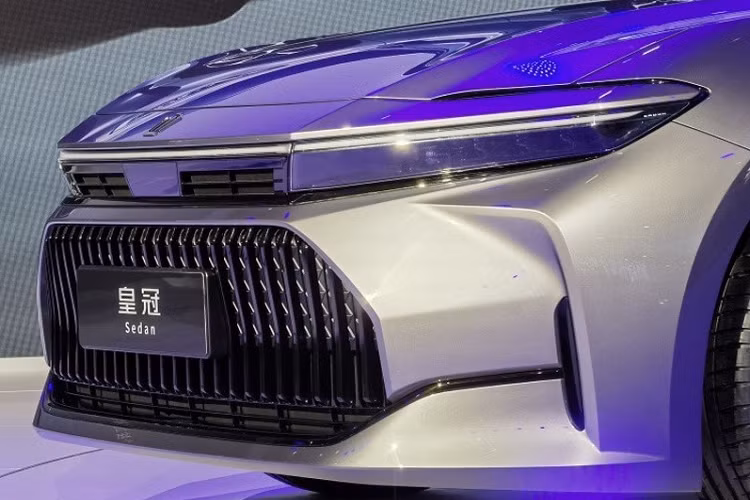 Đúng như tin đồn, mẫu xe sang Toyota Crown Sedan 2024 sở hữu chiều dài 5.030 mm, chiều rộng 1.890 mm, chiều cao 1.470 mm và chiều dài cơ sở 3.000 mm. So với thế hệ cũ, xe dài hơn 120 mm, rộng hơn 90 mm, cao hơn 25 mm và chiều dài cơ sở tăng 80 mm. Không chỉ tăng kích thước, Toyota Crown Sedan 2024 còn lột xác về mặt thiết kế.
