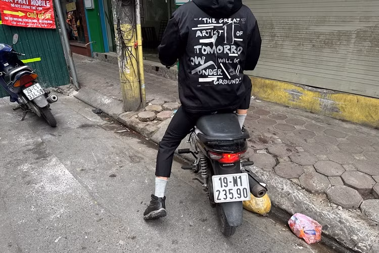 Tuy buộc xe máy, xe đạp phải leo lên vỉa hè để đi lại nhưng chủ đầu tư, nhà thầu không hề hạ thấp, đắp gờ để xe máy, xe đạp đi dưới đường dễ tiếp cận vỉa hè.