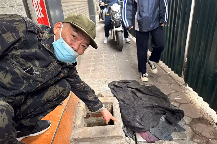 Ông Hùng, hộ dân ở số nhà 110 Lương Thế Vinh phản ánh với PV Tiền Phong, do bị xe máy trèo lên đoạn đi qua công trường nhiều, dẫn đến các nắm hố ga thu nước và hố đựng đồng hồ nước sạch bị vỡ, ảnh hưởng đến việc dẫn nước sinh hoạt vào các hộ dân.