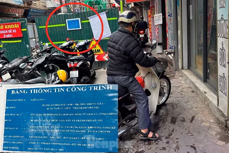 Tuy là dự án trọng điểm cấp thành phố, nhưng bảng chỉ dẫn, thông tin dự án chỉ được nhà đầu tư in kích thước bằng khoảng tờ giấy A4 (ảnh nhỏ), không đúng quy định. Để đọc được thông tin phóng viên phải lại gần chụp ảnh rồi phóng to lên (ảnh nhỏ)