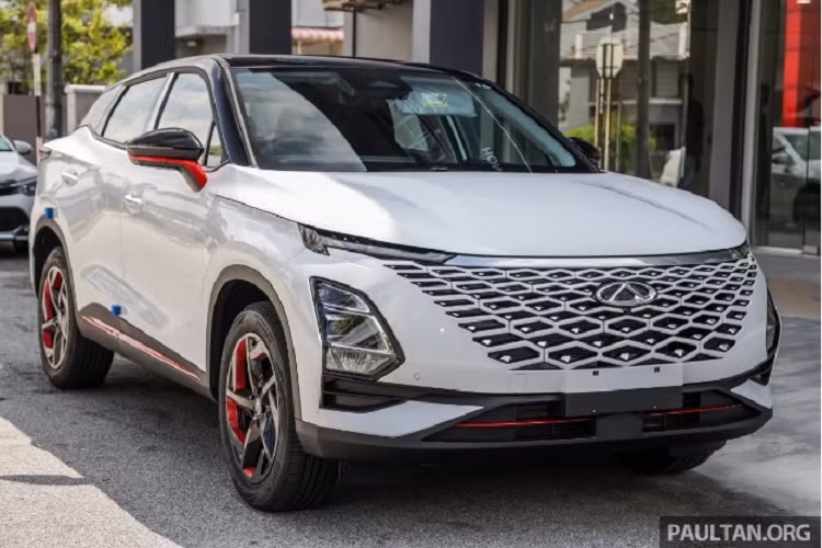 Được định vị ở phân khúc SUV cỡ B, Omoda 5 sở hữu số đo dài x rộng x cao lần lượt là 4.400 x 1.830 x 1.588 mm. Bên cạnh kích thước vượt mặt các đối thủ, OMODA 5 còn sở hữu thiết kế ngoại thất đầy phong cách nhờ triết lý Art in Motion mới. Đây cũng là mẫu SUV đầu tiên của OMODa được áp dụng triết lý thiết kế này. Nhờ đó, Omoda 5 mang trên mình những đường nét thiết kế mượt mà và khí động lực học.