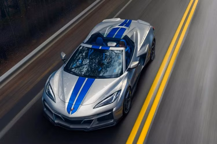 Mẫu xe thể thao Chevrolet Corvette E-Ray 2024 không được ra đời như mẫu xe thay thế Corvette Grand Sport. Thay vào đó, trong dòng Chevrolet Corvette, mẫu xe này sẽ được định vị tương tự phiên bản Turbo của Porsche 911. Trong khi đó, Chevrolet C8 Stingray là bản tiêu chuẩn, tương tự Porsche 911 Carrera, và Corvette Z06 như 911 GT3.