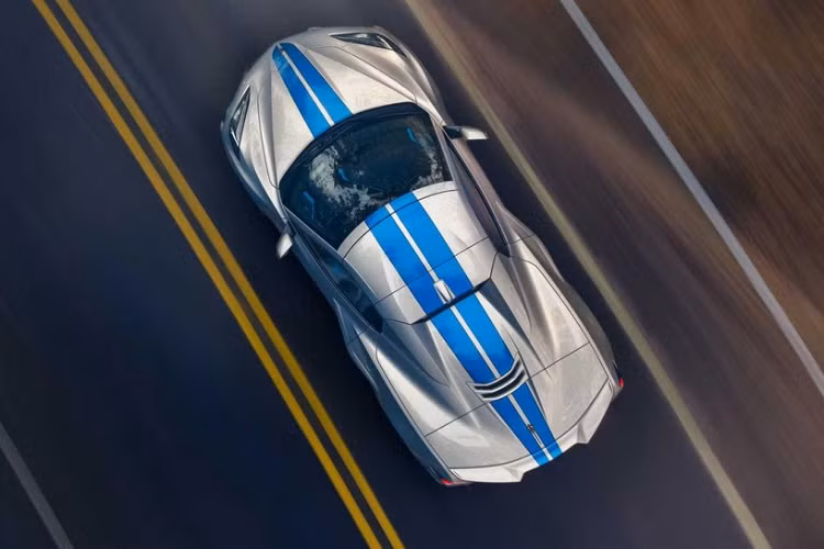 "Trái tim" của Chevrolet Corvette E-Ray 2024 là hệ truyền động hybrid thông thường thay vì plug-in hybrid như nhiều mẫu xe thể thao khác hiện đang bán trên thị trường. Hệ truyền động của mẫu xe nhà Chevrolet bao gồm máy xăng V8, dung tích 6.2L lấy từ Corvette Stingray, hộp số tự động ly hợp kép 8 cấp và mô-tơ điện mạnh 160 mã lực/169 Nm.
