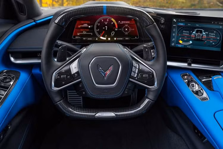 Cụ thể, Chevrolet Corvette E-Ray 2024 có thể tăng tốc từ 0-96 km/h trong thời gian chỉ 2,5 giây, nhanh hơn 0,1 giây so với Corvette Z06. Bên cạnh đó, xe còn sở hữu vận tốc tối đa khoảng 290 km/h. Chevrolet Corvette E-Ray 2024 được trang bị cụm pin lithium-ion khá nhỏ với dung lượng chỉ 1,1 kWh để chạy mô-tơ điện đồng bộ nam châm vĩnh cửu.
