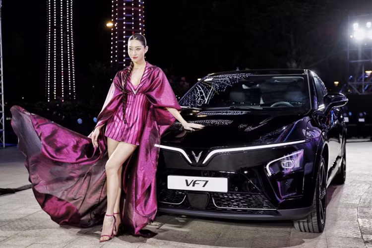 Với mức cọc 50 triệu đồng cho mẫu xe Vinfast VF7 2024 mới, khách hàng sẽ được ưu đãi 30 triệu đồng (cọc không hoàn, hủy, trừ thẳng vào giá xe), đồng thời được miễn phí một năm sạc pin tại trụ sạc công cộng.