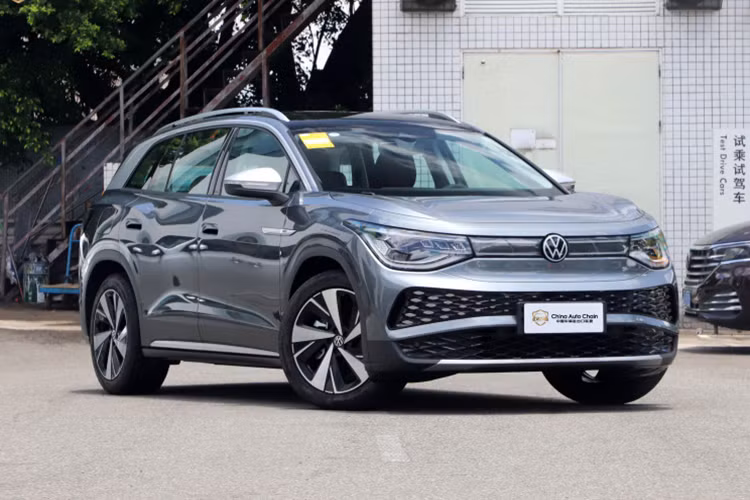 Dù ở phiên bản nào, xe cũng được trang bị pin ternary lithium-ion với dung lượng 58 kWh hoặc 77 kWh, mang đến phạm vi di chuyển dao động từ 460 - 617 km sau khi sạc đầy. Thời gian sạc đầy pin bằng sạc chậm AC là từ 9,5 - 12,5 tiếng. Với bộ sạc nhanh, thời gian sạc pin từ 0-80% là khoảng 40 phút.
