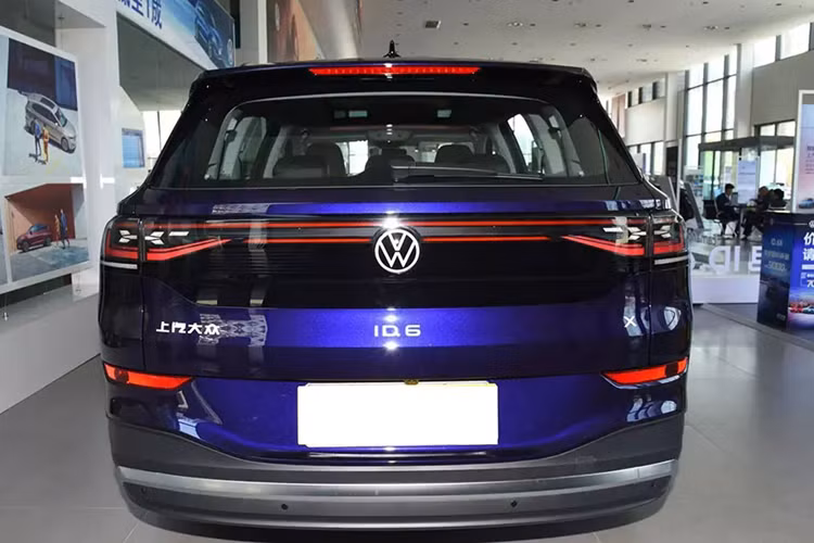 Giá xe Volkswagen ID.6 X ở Việt Nam chưa được hé lộ. Trong khi đó, tại Trung Quốc, xe có giá dao động từ 259.888 - 329.388 Nhân dân tệ (khoảng 889 triệu đến 1,12 tỷ đồng).