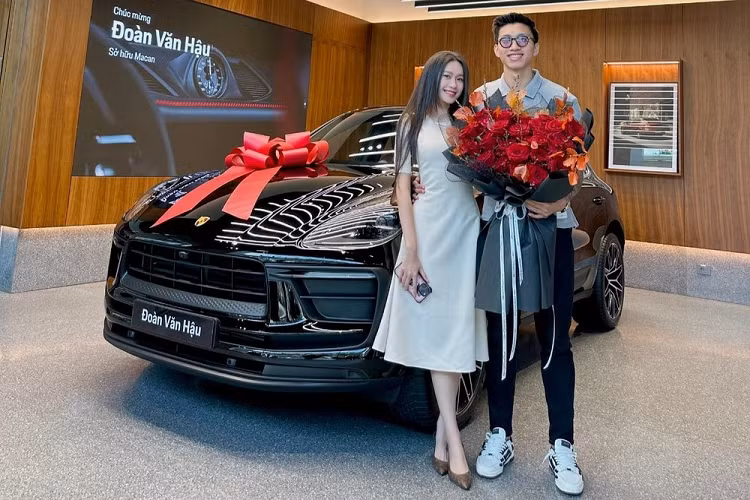 Trước Vũ Văn Thanh, cầu thủ Đoàn Văn Hậu, đang chơi ở vị trí hậu vệ trái cho CLB Công an Hà Nội và đội tuyển quốc gia Việt Nam, cũng chọn Porsche Macan làm bạn đồng hành mới nhất cùng với mình, nhưng khác với người anh em đá chung vị trí hậu vệ, Văn Hậu mua xe Porsche Macan chính hãng, ngoại thất lại sở hữu màu đen.