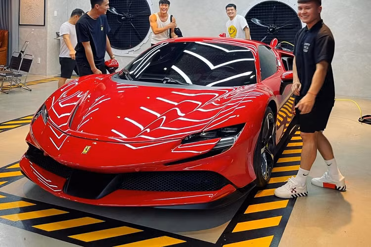 Ngoài sở hữu xe sang tiền tỷ, các tuyển thủ của CLB Công an Hà Nội cũng rất hay đến để trải nghiệm các siêu xe từ showroom K-Supper, lúc Phan Công Khanh còn làm chủ như Ferrari 458 Italia, Ferrari 488 GTB, McLaren 720S Spider, Lamborghini Huracan, Lamborghini Aventador đủ bản từ tiêu chuẩn đến giới hạn SVJ...