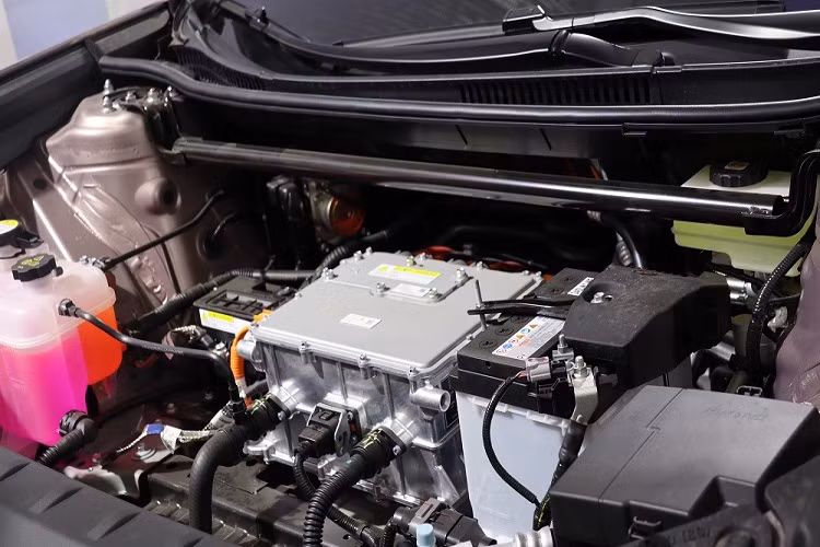 Sở dĩ Toyota bZ3 2023 chạy điện có giá khá "mềm" vì mẫu xe này được trang bị mô-tơ điện và pin do công ty con Fudi của hãng BYD sản xuất. Cụ thể, mẫu ô tô điện hạng trung này dùng 1 mô-tơ điện nằm trên cầu sau, tạo ra công suất tối đa 135 kW (khoảng 181 mã lực) hoặc 180 kW (241 mã lực), tùy phiên bản, và mô-men xoắn cực đại 350 Nm.
