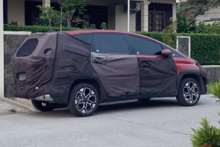 Theo tin đồn, Hyundai Stargazer X sẽ là đối thủ của Mitsubishi Xpander Cross, Toyota Veloz Cross và Suzuki XL7. Do đó, xe sẽ sở hữu thiết kế nam tính hơn và sang trọng hơn so với Hyundai Stargazer tiêu chuẩn. 