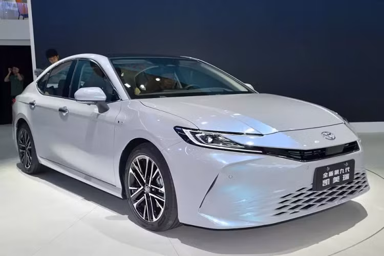 Tương tự xe dành cho thị trường Mỹ, Toyota Camry 2024 ở Trung Quốc cũng có 2 phong cách thiết kế, bao gồm Sport và Luxury. Trong đó, phong cách Sport có thiết kế tương tự Toyota Camry 2024 bản XSE ở thị trường Mỹ. Phong cách Luxury có vẻ chỉ dành riêng cho thị trường sát cạnh với Việt Nam.