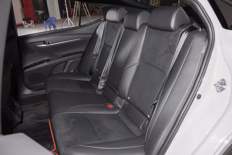 Chưa hết, liên doanh GAC Toyota còn hợp tác với hãng điện thoại Huawei để phát triển hệ điều hành cho Camry mới. Nhờ đó, tính năng điều khiển bằng giọng nói dùng trí thông minh nhân tạo AI của xe được cải thiện. Đồng thời, xe cũng hỗ trợ nhiều ứng dụng hơn như WeChat, định vị, cập nhật phần mềm qua Wifi.
