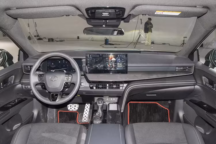 So với ngoại thất, nội thất của Toyota Camry 2024 thay đổi rõ nét hơn. Hãng Toyota đã cố gắng thổi làn gió mới cho nội thất theo hơi hướng trẻ trung và sang trọng hơn.