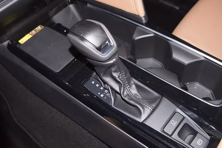 Nằm bên dưới nắp ca-pô của Toyota Camry 2024 dành cho Trung Quốc là hệ truyền động hybrid với máy xăng 4 xi-lanh, hút khí tự nhiên, dung tích 2.0L. Hiện thông số của động cơ này chưa được công bố.