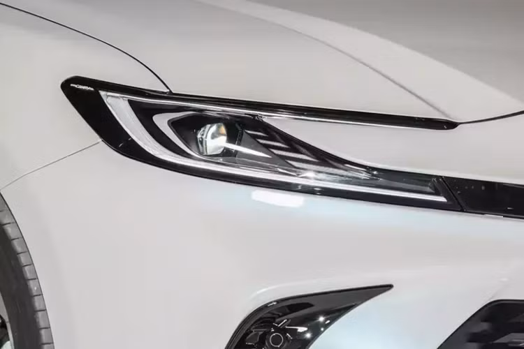 Dù được thiết kế theo phong cách nào, Toyota Camry 2024 cũng có lưới tản nhiệt hẹp nằm giữa 2 đèn pha, tích hợp hộp chứa radar. Đèn pha của xe có thiết kế mới nhỏ gọn hơn và được bao quanh bằng dải đèn LED định vị ban ngày.