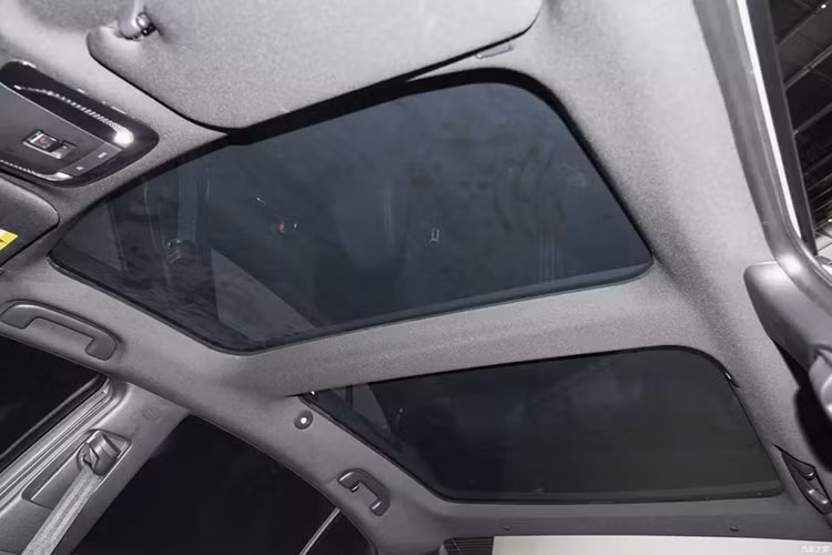 Những trang bị đáng chú ý khác của Toyota Camry 2024 ở thị trường Trung Quốc bao gồm ghế chỉnh điện/sưởi/làm mát, màn hình hiển thị thông tin kính lái HUD, Apple CarPlay không dây, Huawei HiCar, cửa sổ trời toàn cảnh 2 mảnh và sạc điện thoại không dây.