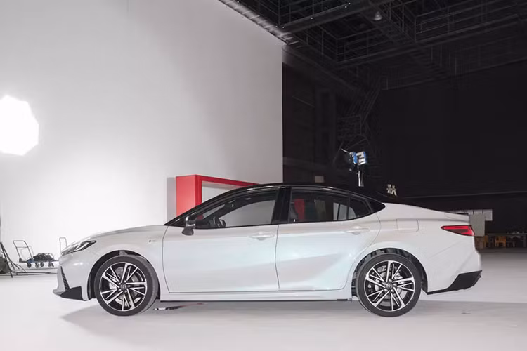 Trái với đầu xe, sườn xe của Toyota Camry 2024 không thay đổi quá nhiều so với trước. Xe có đường dập gân nổi bật kéo dài từ chắn bùn trước đến đèn hậu, vành la-zăng 17 inch hoặc 19 inch và nóc có thể sơn màu tương phản với thân xe.