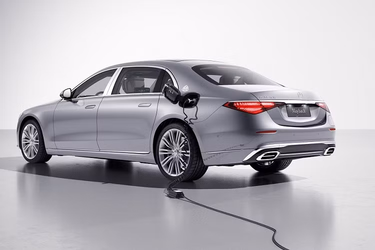Tuy nhiên, vào thời điểm đó, S580e mang thương hiệu Mercedes-Benz thay vì Mercedes-Maybach."Trái tim" của mẫu xe siêu sang Mercedes-Maybach S580e 2024 là hệ truyền động PHEV bao gồm máy xăng 6 xi-lanh thẳng hàng, dung tích 3.0L, tạo ra công suất tối đa 367 mã lực và mô-men xoắn cực đại 500 Nm. Động cơ này kết hợp với mô-tơ điện mạnh 150 mã lực và 440 Nm.