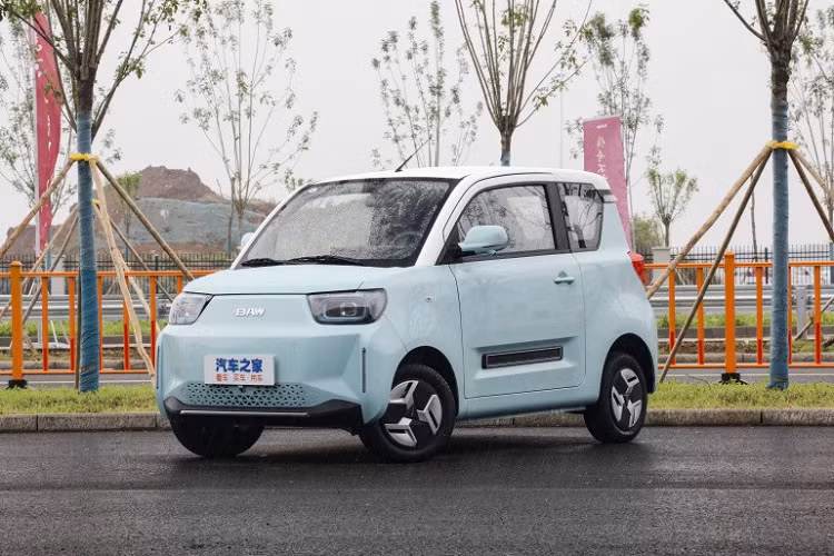 Ngoài ra mẫu xe điện BAW Yuanbao 2023 còn có hệ thống hỗ trợ khởi hành ngang dốc, hệ thống camera 360 độ, radar phía trước và phía sau để hỗ trợ đỗ xe, chống bó cứng phanh ABS, hệ thống phân bổ lực phanh EBD.