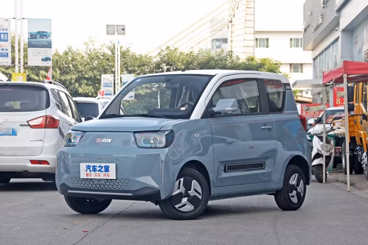 Dù vậy, BAW Yuanbao 2023 vẫn có 1 số trang bị giao diện ngon hơn bản cũ như ghế an toàn tự động mở khóa, hệ thống cảnh báo người đi bộ tốc độ thấp cùng các tính năng cũ như giám sát áp suất lốp,...