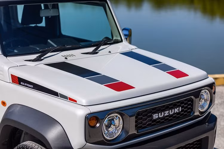 Những trang bị đáng chú ý khác của Suzuki Jimny Rhino Edition 2023 bao gồm lưới tản nhiệt với mắt lưới tổ ong thay vì nan nằm dọc thông thường, ốp gương chiếu hậu mạ crôm, chắn bùn màu đỏ với logo "Jimny" sau 4 bánh, ốp bảo vệ bộ vi sai trước/sau, ốp sườn xe và bộ khuếch tán gió.