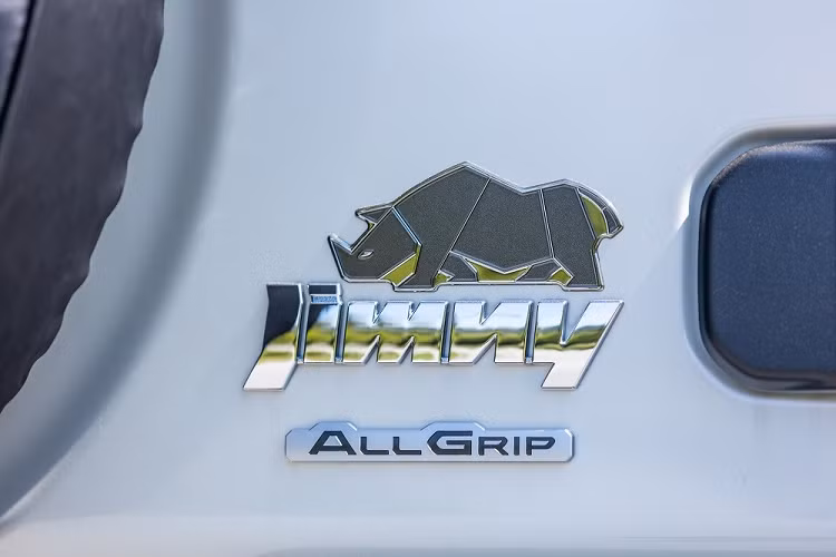 Động cơ của Suzuki Jimny Rhino Edition 2023 cũng không có gì mới. Xe vẫn dùng động cơ xăng 4 xi-lanh, hút khí tự nhiên, dung tích 1.5L quen thuộc, tạo ra công suất tối đa 100 mã lực tại tua máy 6.000 vòng/phút và mô-men xoắn cực đại 130 Nm tại tua máy 4.000 vòng/phút.