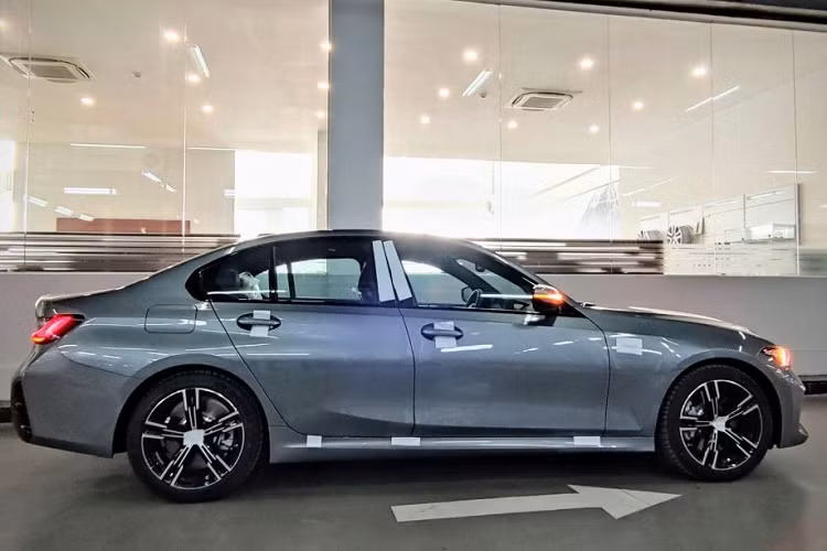 Ngoài ra, riêng phiên bản 330i M-Sport cao cấp sẽ có trang bị cửa sổ trời, đây là trang bị chưa từng có trên các phiên bản trước đây.
