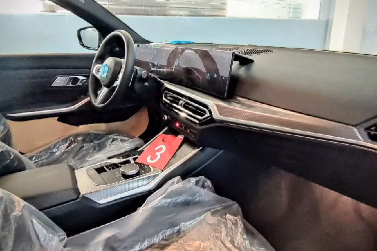 Hệ điều hành BMW Operating System 8 mới nhất được tích hợp trợ lý ảo Al giúp người dùng thực hiện được nhiều thao tác thông qua khẩu lệnh, chẳng hạn đóng mở cửa sổ/cửa sổ trời, hay điều chỉnh nhiệt độ điều hòa. Ở phiên bản cao cấp này, xe vẫn sử dụng vật liệu ốp kim loại sáng màu tương tự bản cũ.