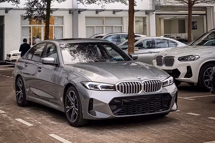 Phiên bản nâng cấp giữa vòng đời của BMW 3-Series 2023 mới đã ra mắt thị trường quốc tế từ tháng 5 năm ngoái với một số thay đổi về thiết kế và nâng cấp trang bị. Và mới đây, mẫu xe sedan hạng sang này đã chính thức có mặt tại Việt Nam.