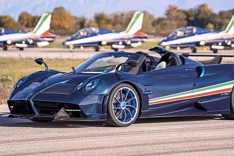 Ngoài ra, Pagani Huayra Tricolore còn được trang bị một ống hút gió mới giúp phân bổ trực tiếp nguồn không khí tự nhiên vào khoang động cơ biturbo V12. Một cánh gió có kiểu dáng tương tự đuôi máy bay được lắp thêm ở phía đuôi xe nhằm cân bằng khí động học khi xe vận hành ở vận tốc cao. Ở phần cánh gió này, ta có thể thấy rõ nguồn cảm hứng mạnh mẽ lấy từ máy bay phản lực Frecce Tricolori.