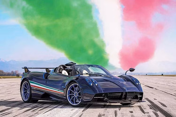  Pagani Huayra Tricolorev đặc biệt được ra mắt để kỷ niệm 60 năm sinh nhật Đội biểu diễn không quân Ý Frecce Tricolori cũng như lễ hội biểu diễn nhào lộn trên không lớn nhất thế giới. Cực phẩm nước Ý chỉ được sản xuất với số lượng vô cùng ít ỏi, 3 chiếc trên toàn cầu. Do đó, giá xe Pagani Huayra Tricolore cũng không hề rẻ, khởi điểm khoảng 6,7 triệu USD (hơn 154 tỷ đồng), chưa bao gồm VAT. 