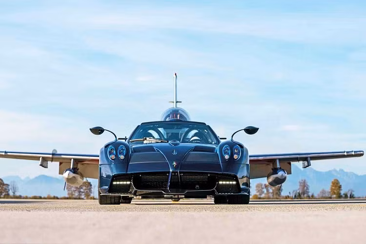 Pagani Huayra Tricolore được trang bị bộ body kit tối ưu tính khí động học cùng các cánh gió khuếch tán được tinh chỉnh để cho ra lực ép và lưu lượng gió tốt nhất để làm mát khoang động cơ.